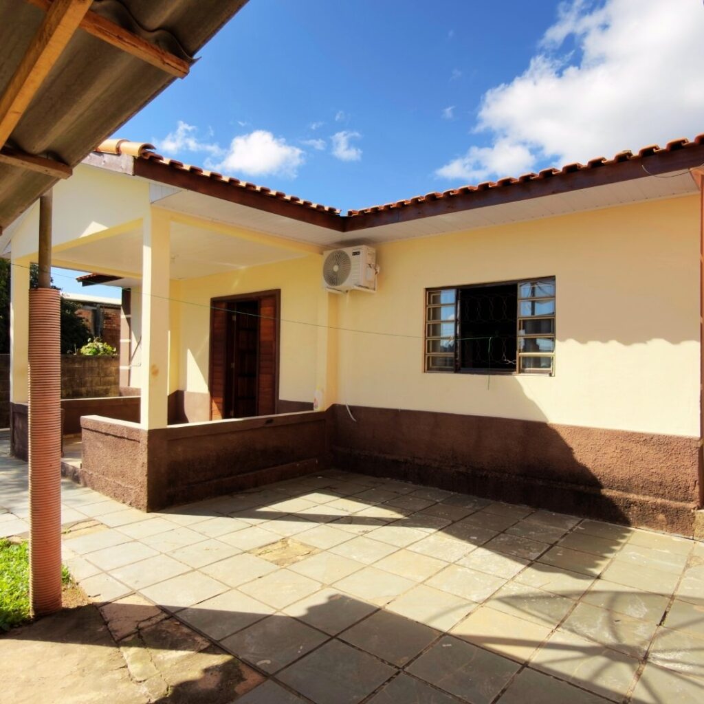 Fachada externa da Casa Premium na Pousada Toca da Onça, destacando a estrutura de hospedagem de alto padrão oferecida em Jaguariaíva.